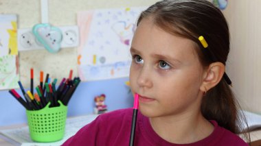 Kız tembel ve şımarık. Evde ders almak istemiyor. Oynamak ve fotoğraf çekmek için hiçbir şey istemiyor.