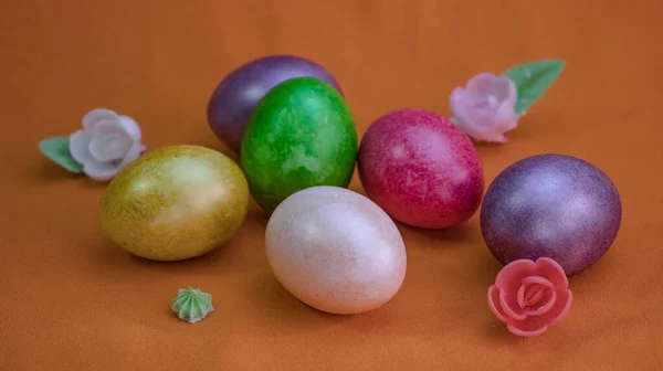 Красивые Пасхальные Яйца Отложенные Столе — стоковое фото