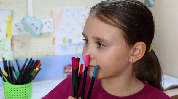 Gadis Itu Malas Dan Memanjakan Diri Tidak Ingin Belajar Rumah — Stok Foto