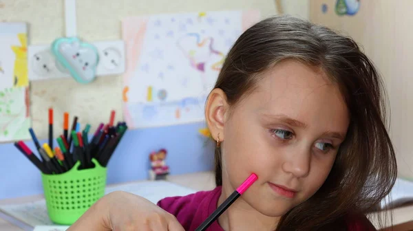 Gadis Itu Malas Dan Memanjakan Diri Tidak Ingin Belajar Rumah — Stok Foto