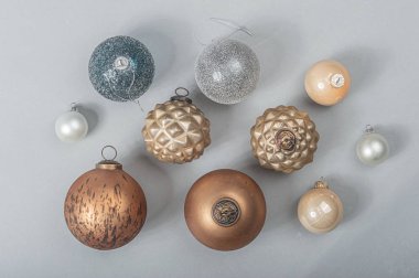 Gri arkaplanda yeni yıl ağacı oyuncakları