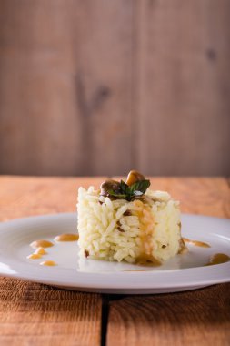 Susam ve mantar sosu köri yükselişiyle bölümünü