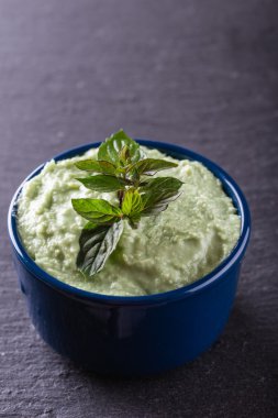 Küçük mavi kase wasabi sosu ile