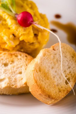 Pasta pişmiş yumurta önünde birkaç adet