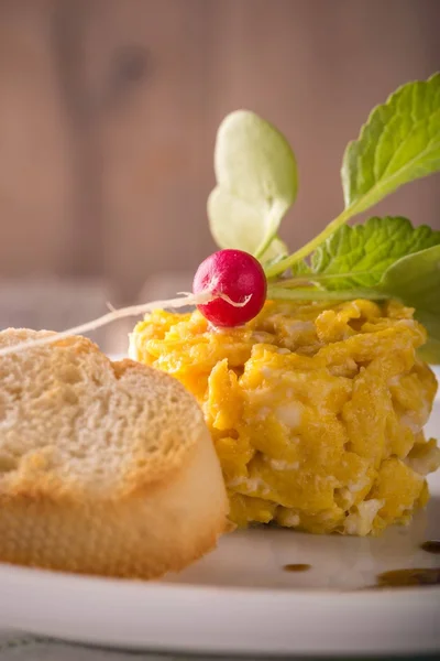 Ingle porción de huevos revueltos con bonito rábano pequeño — Foto de Stock