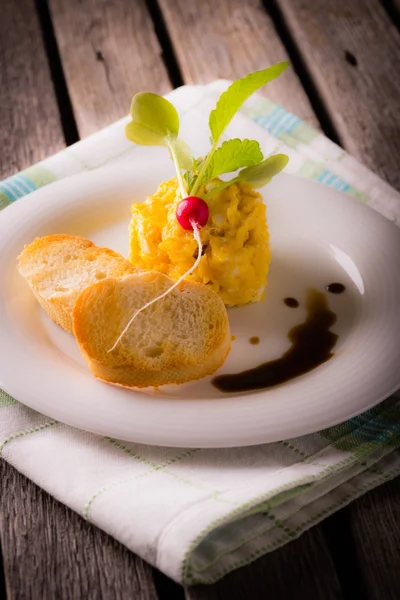 Torre de huevos revueltos con rábano pequeño — Foto de Stock