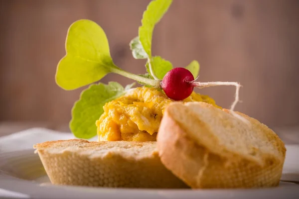 Rábano rojo joven en huevos revueltos con pastelería —  Fotos de Stock