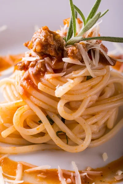Porción de espaguetis con queso y carne picada con romero —  Fotos de Stock
