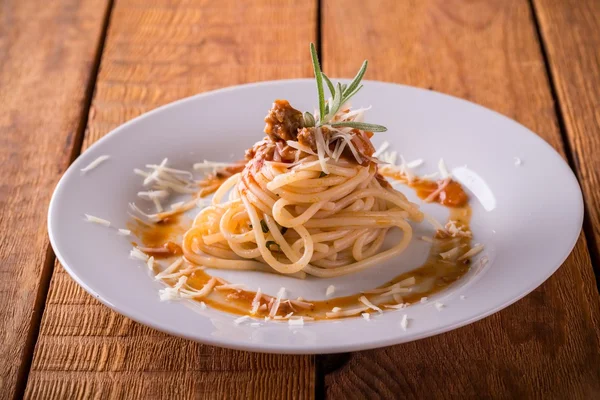 Porción de espaguetis con salsa y carne picada —  Fotos de Stock