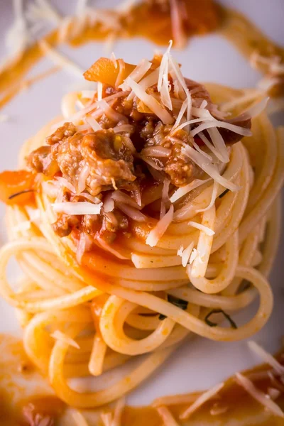 Porción de espaguetis con queso y carne picada —  Fotos de Stock
