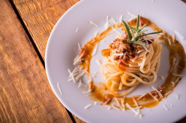 Kıyma ve çevresinde dökülen sos spagetti bölümünü