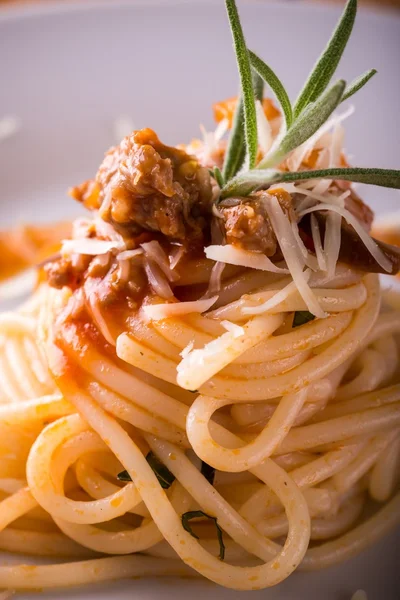 Detalle de la porción de espagueti con carne picada y romero —  Fotos de Stock