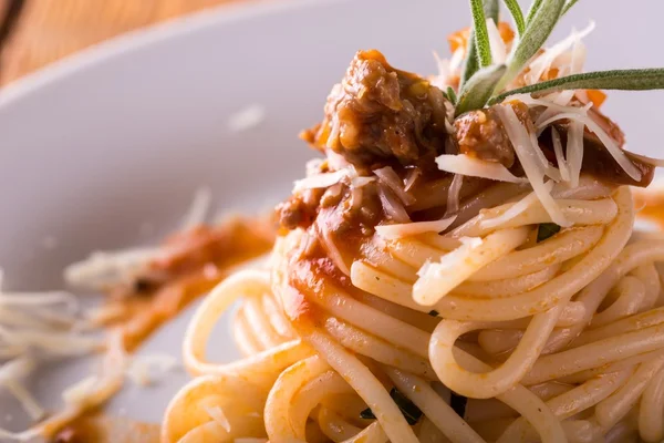 Detalle de la porción de espagueti con carne picada y hierba —  Fotos de Stock