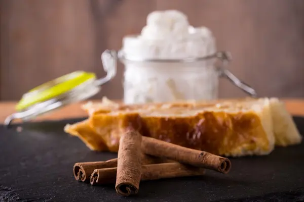 Poucos pedaços de canela seca na frente de strudel de maçã — Fotografia de Stock