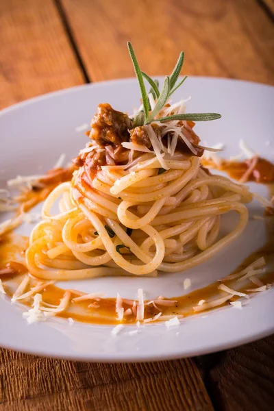 La hierba verde a la porción de los espaguetis con el encuentro picado —  Fotos de Stock