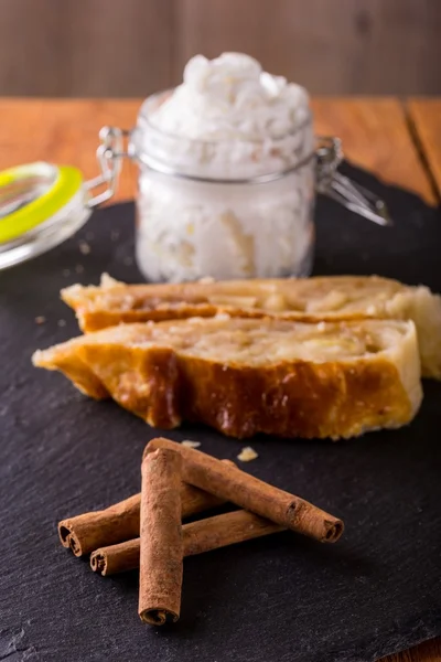 Quattro pezzi di cannella davanti alla torta di mele — Foto Stock