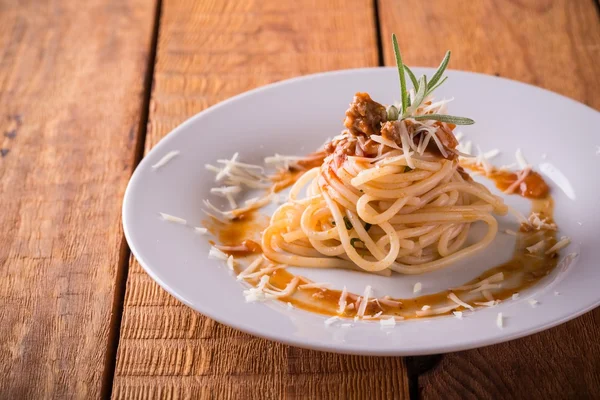 Placa con porción de espagueti sobre tabla de madera —  Fotos de Stock