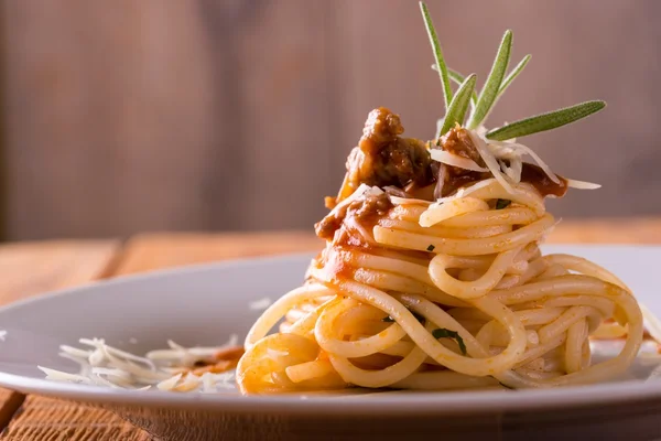 Placa blanca con una sola porción de espagueti con carne picada —  Fotos de Stock