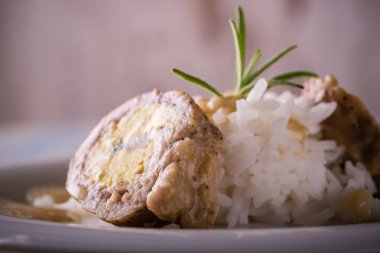 Yumurta ve pirinç dolu et rulo tek bölümü