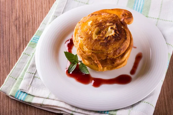 Poche mele in pasta con marmellata su piatto bianco e asciugamano — Foto Stock