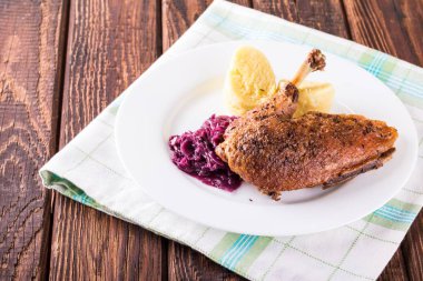 Lahana ve gevrek deri beyaz tabakta ördek göğsü