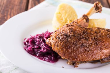 Ördek göğsü beyaz tabakta gevrek deri ile