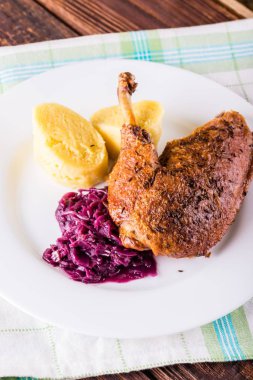 Kırmızı lahana ve gevrek deri ve köfte ile ördek göğsü bölümünü