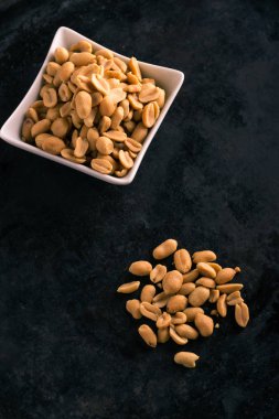 Tuzlu fıstık ile karanlık tepsisindeki Üstten Görünüm