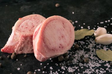 İliği karanlık gemide iki dilim detay