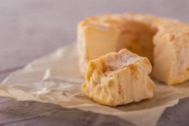 Bölümü bütün Altın camembert gri tahtada kesti.