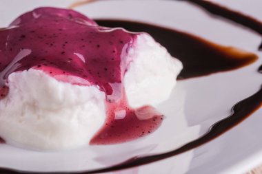Ayrıntı berry soslu ve çikolata tepesi ile krem tatlı