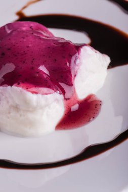 Ayrıntı berry soslu kremalı tatlı