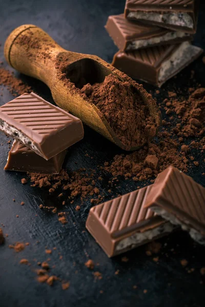Cacao con pocos trozos de chocolate con relleno cremoso —  Fotos de Stock