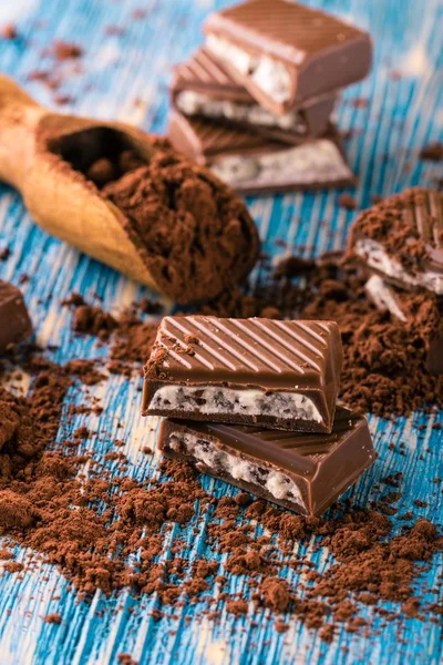Chocolate con relleno cremoso sobre tabla azul —  Fotos de Stock