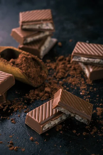 Varios trozos de chocolate con relleno cremoso y cacao —  Fotos de Stock