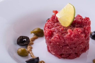 Biftek tartar biftek beyaz plaka üzerinde tek bölümü