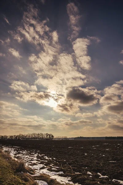 戏剧性多云的天空在早春风景与领域 — 图库照片