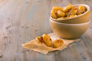 İki kase bölümünde önünde gnocchi gibi birkaç