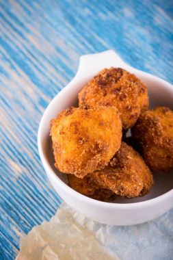 Mavi tahta üzerinde kızarmış karnabahar birkaç adet üzerinde Üstten Görünüm