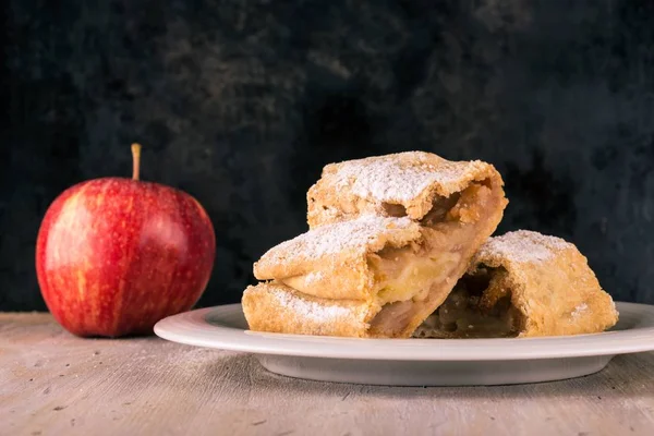 Dos porciones de strudel de manzana con azúcar — Foto de Stock