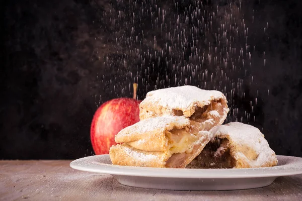 İki dilim elma strudel dökülen toz şeker — Stok fotoğraf