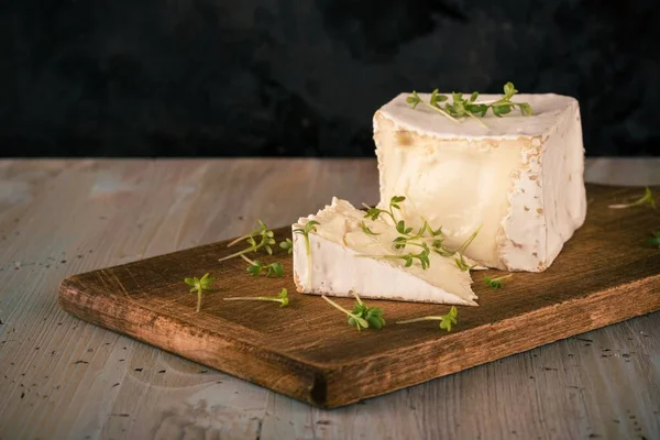 Queijo Camembert incomum com forma de cubo e agrião verde — Fotografia de Stock