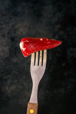 Kırmızı biber biber taze peynir bir çatal üzerinde Impaled tarafından doldurulmuş