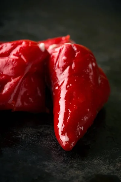 Tres chiles rojos en bandeja oscura —  Fotos de Stock