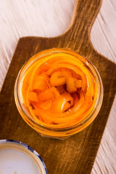 Jar ile soğan turşusu peynire Üstten Görünüm — Stok fotoğraf
