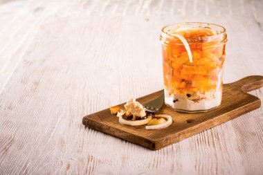 Tek lokma od soğan doğrama kurulu tarih ile salamura peynir