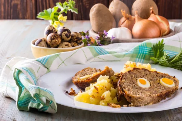 Foto de pastel de carne casero con pequeños huevos de codorniz —  Fotos de Stock