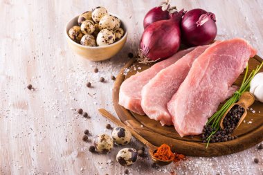 Kaç baharat ve bıldırcın yumurtası çiğ domuz eti