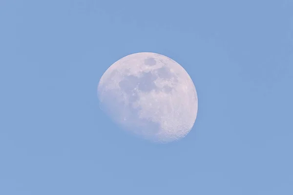 Bella luna grande catturata durante il giorno pochi giorni prima della luna piena — Foto Stock