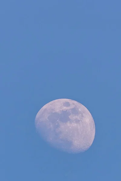 Lua agradável capturada durante o dia poucos dias antes da lua cheia — Fotografia de Stock
